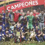 La plantilla del Barcelona posa con el trofeo de campeón de Copa, en las manos de Iniesta