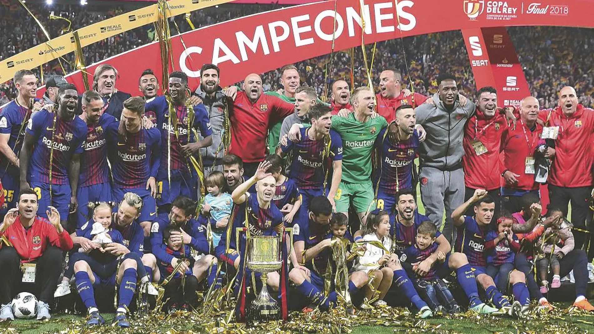La plantilla del Barcelona posa con el trofeo de campeón de Copa, en las manos de Iniesta