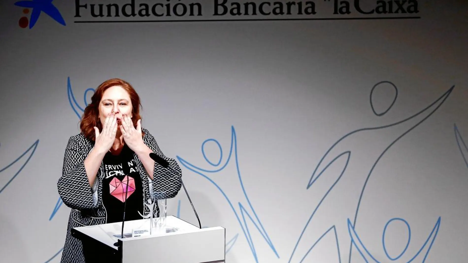 Ana Bella, una mujer maltratada que fundó una entidad para ayudar a otras mujeres maltratadas a empoderarse y encontrar trabajo, se emociona al recibir el premio