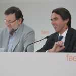 El presidente del Gobierno, Mariano Rajoy (i), tras la clausura hoy el Campus FAES 2014 junto al presidente de esta fundación, José María Aznar (d).