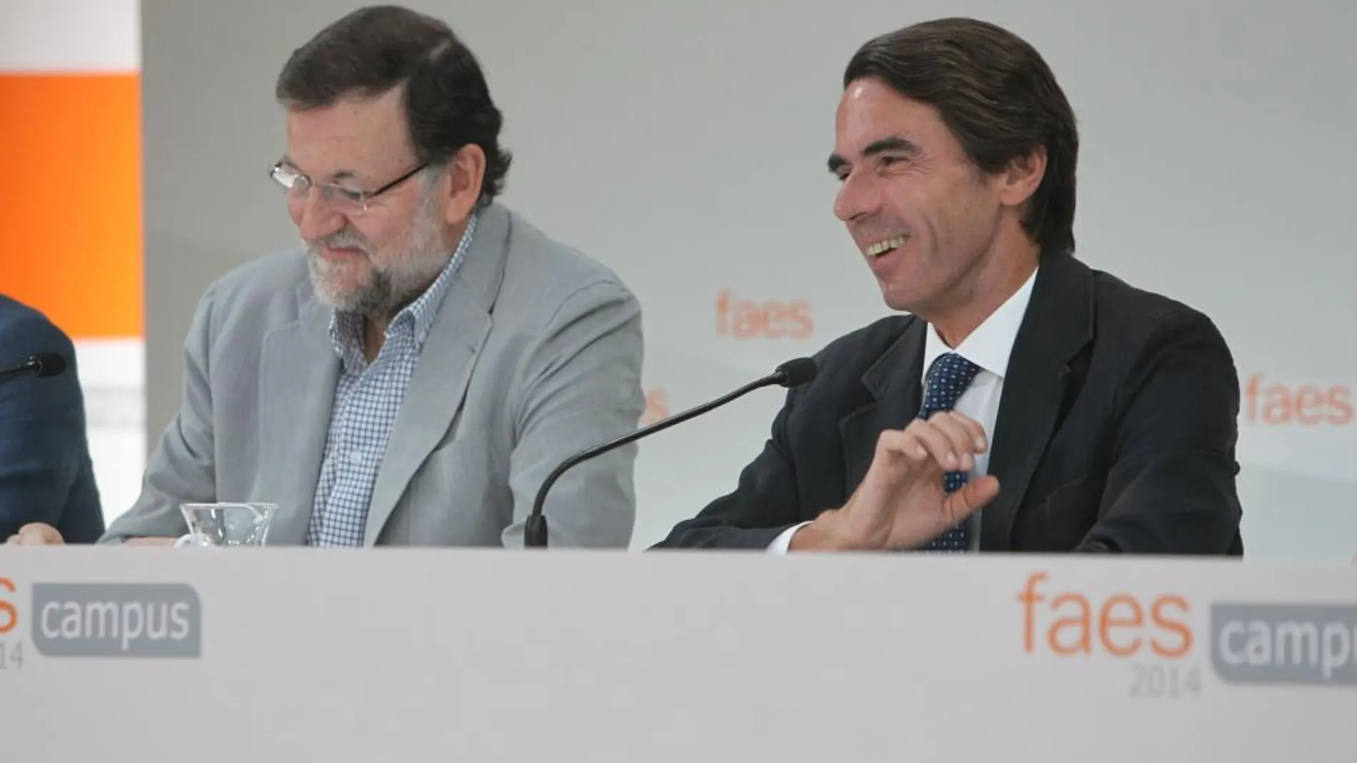 El presidente del Gobierno, Mariano Rajoy (i), tras la clausura hoy el Campus FAES 2014 junto al presidente de esta fundación, José María Aznar (d).