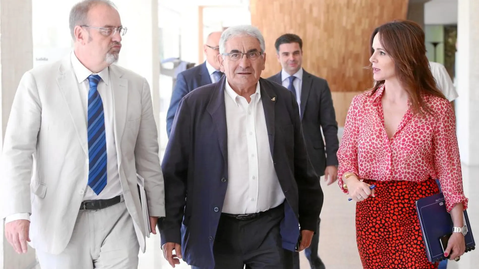 Silvia Clemente, Fernando y Pedro Puente, momentos antes de firmar el acuerdo