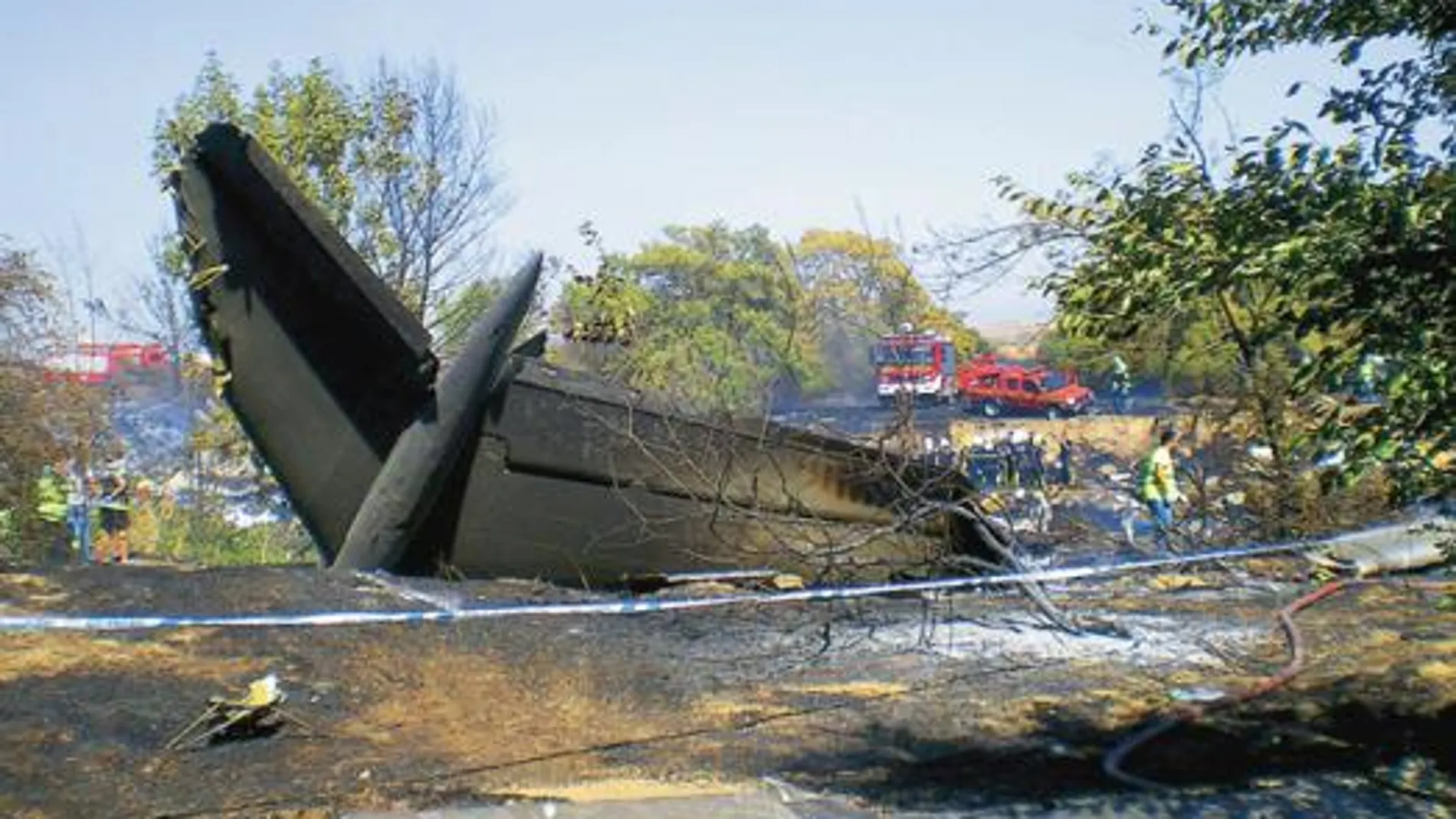 Imagen de los restos del avión de Spanair siniestrado el pasado 20 de agosto en el aeropuerto de Barajas