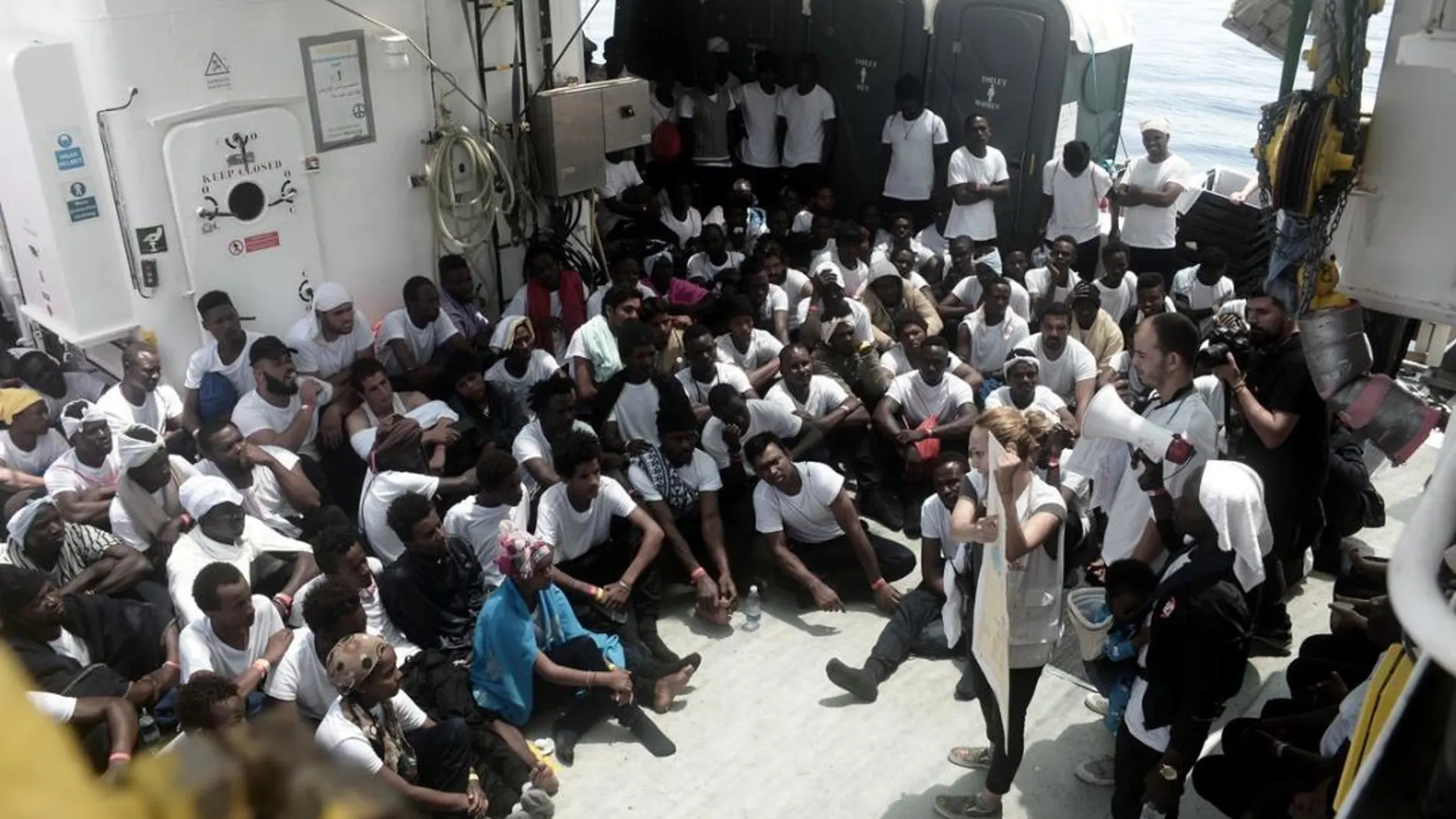 Imagen de los inmigrantes a bordo del Aquarius. (Foto: Karpos/SOS Mediterranee)