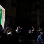 Palestinos leen el Corán en el interior de la Mezquita al-Aqsa, la semana pasada