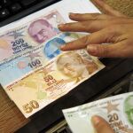 La lira turca está viviendo unos momentos muy difíciles. Las oscilaciones de su cambio con el dólar preocupan a bancos e inversores de todo el mundo