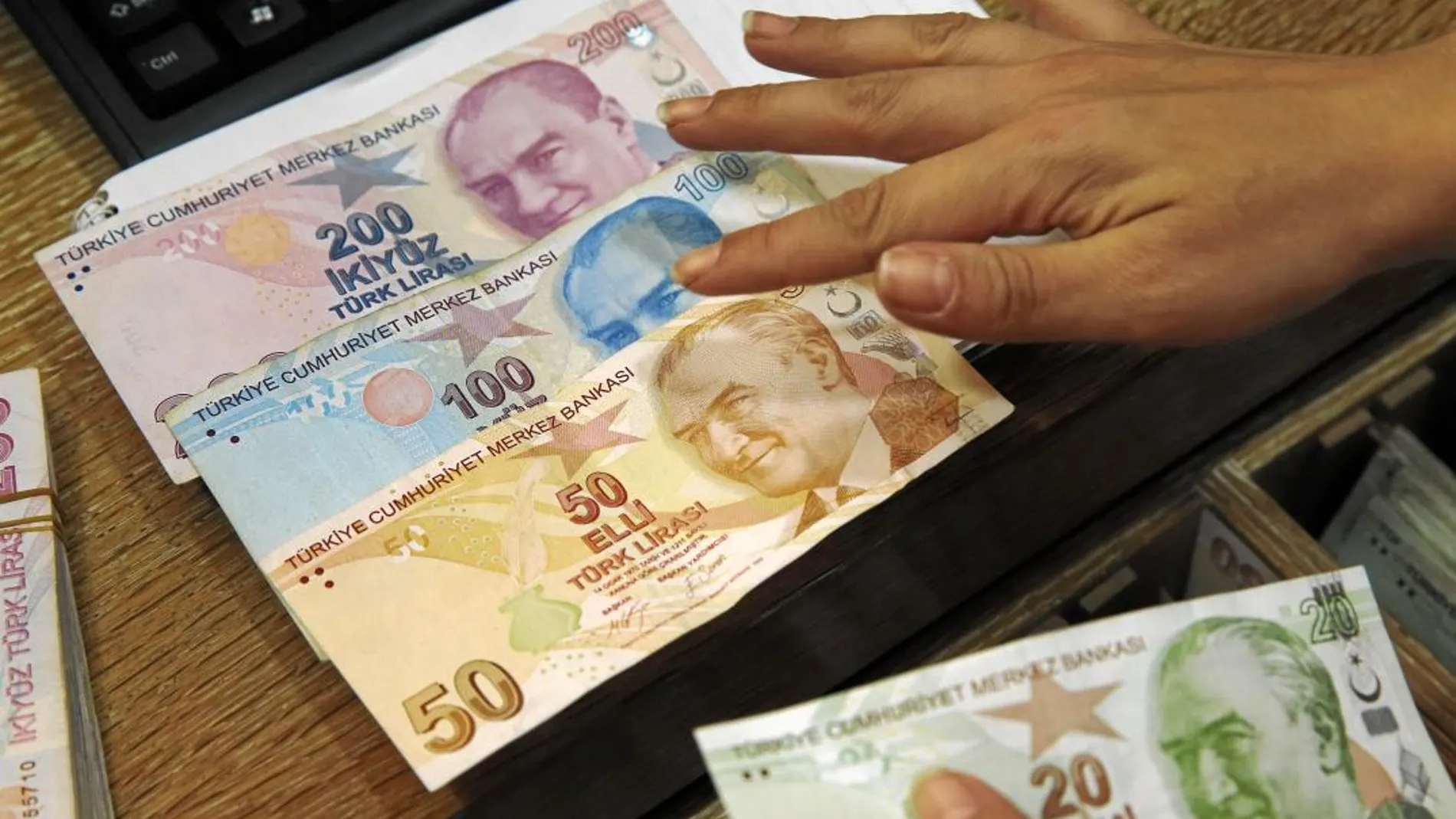 La lira turca está viviendo unos momentos muy difíciles. Las oscilaciones de su cambio con el dólar preocupan a bancos e inversores de todo el mundo