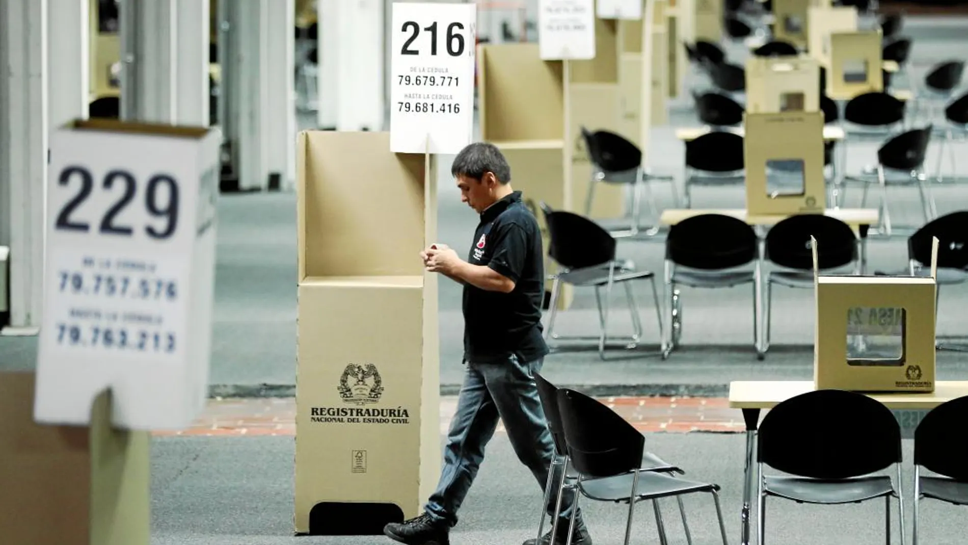 Trabajadores electorales preparan los últimos detalles en un centro electoral en Bogotá de cara a las elecciones presidenciales de hoy / Reuters
