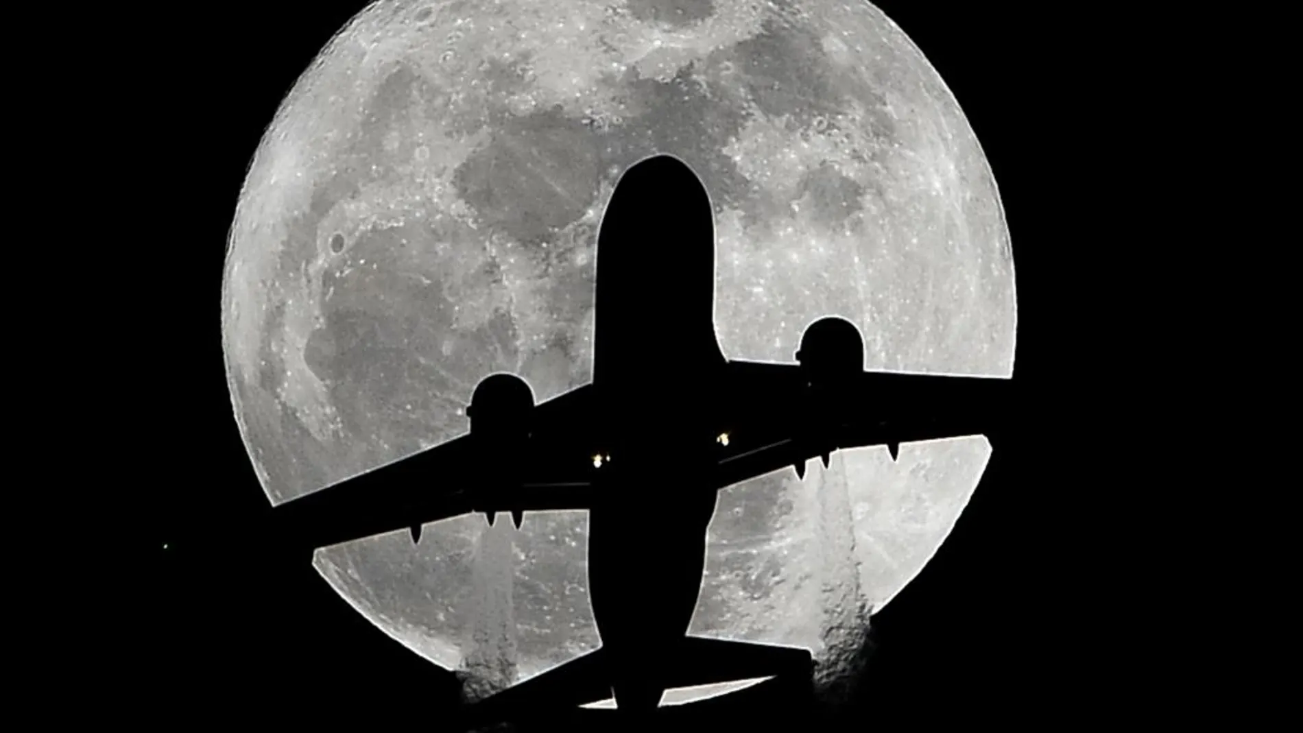 La Luna, fotografiada este mes de noviembre desde el aeropuerto de Los Ángeles