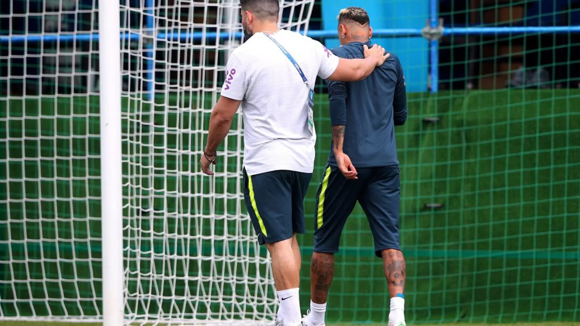 Neymar abandona el entrenamiento por una molestia en el tobillo de la pierna derecha / Foto: Reuters