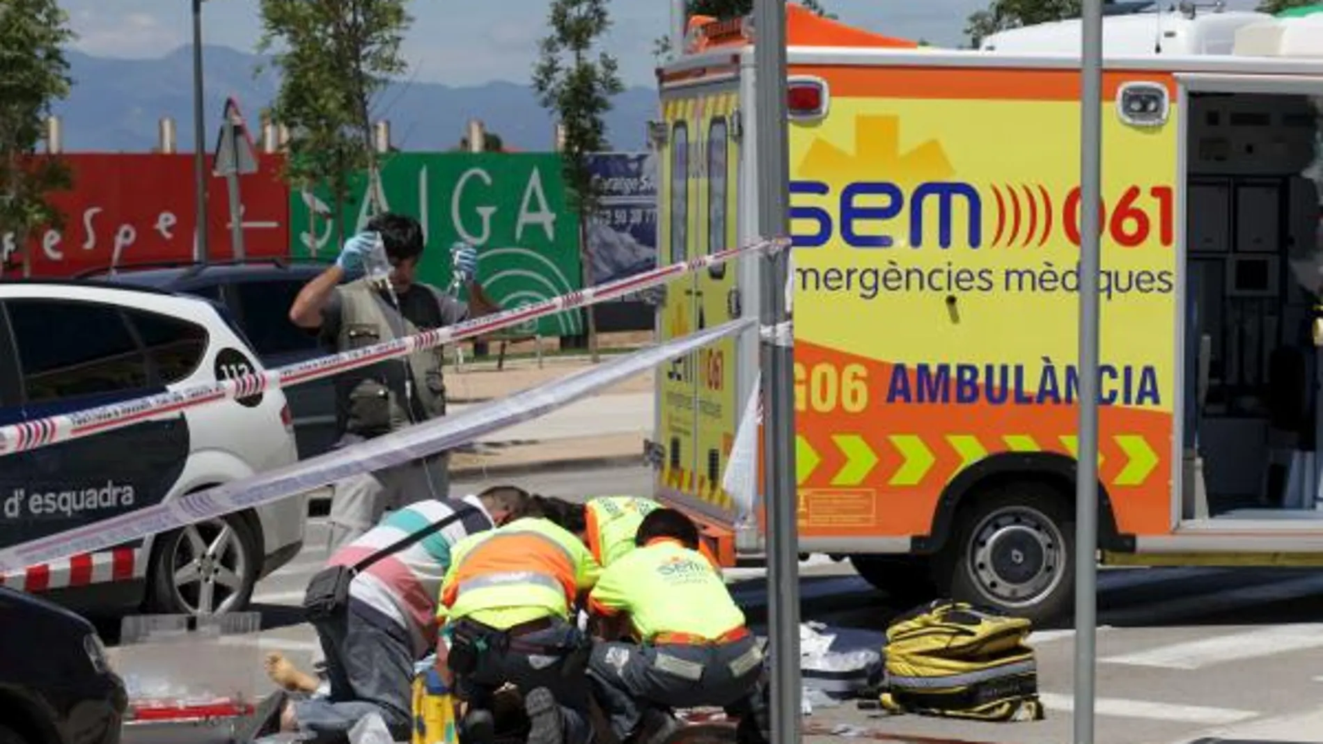 Los servicios de emergencia tratan de reanimar sin éxito a la víctima