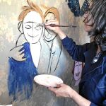 La pintora en pleno proceso creativo de su nueva serie