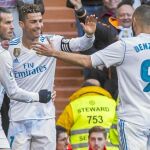 Bale, Ronaldo y Benzema, con la presencia de Lucas Vázquez, celebran uno de los goles del Madrid al Alavés