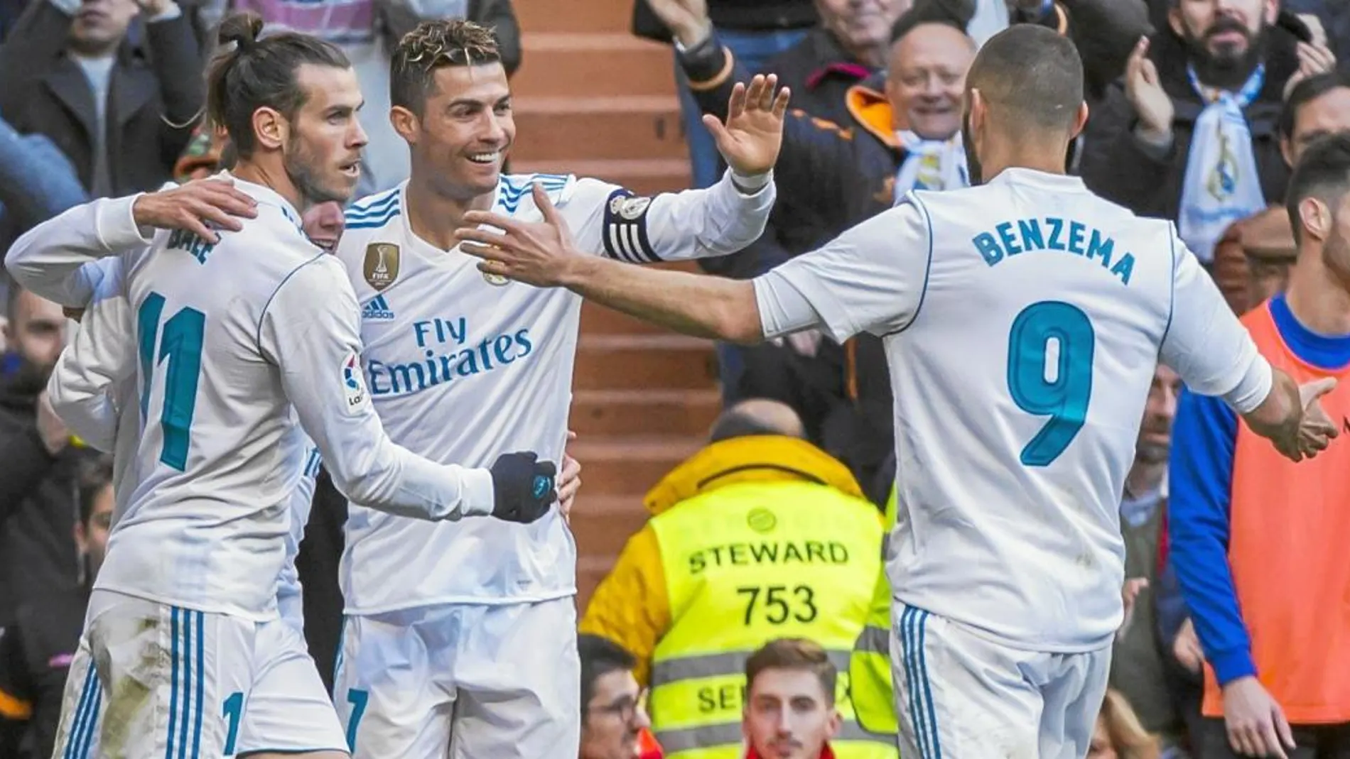 Bale, Ronaldo y Benzema, con la presencia de Lucas Vázquez, celebran uno de los goles del Madrid al Alavés