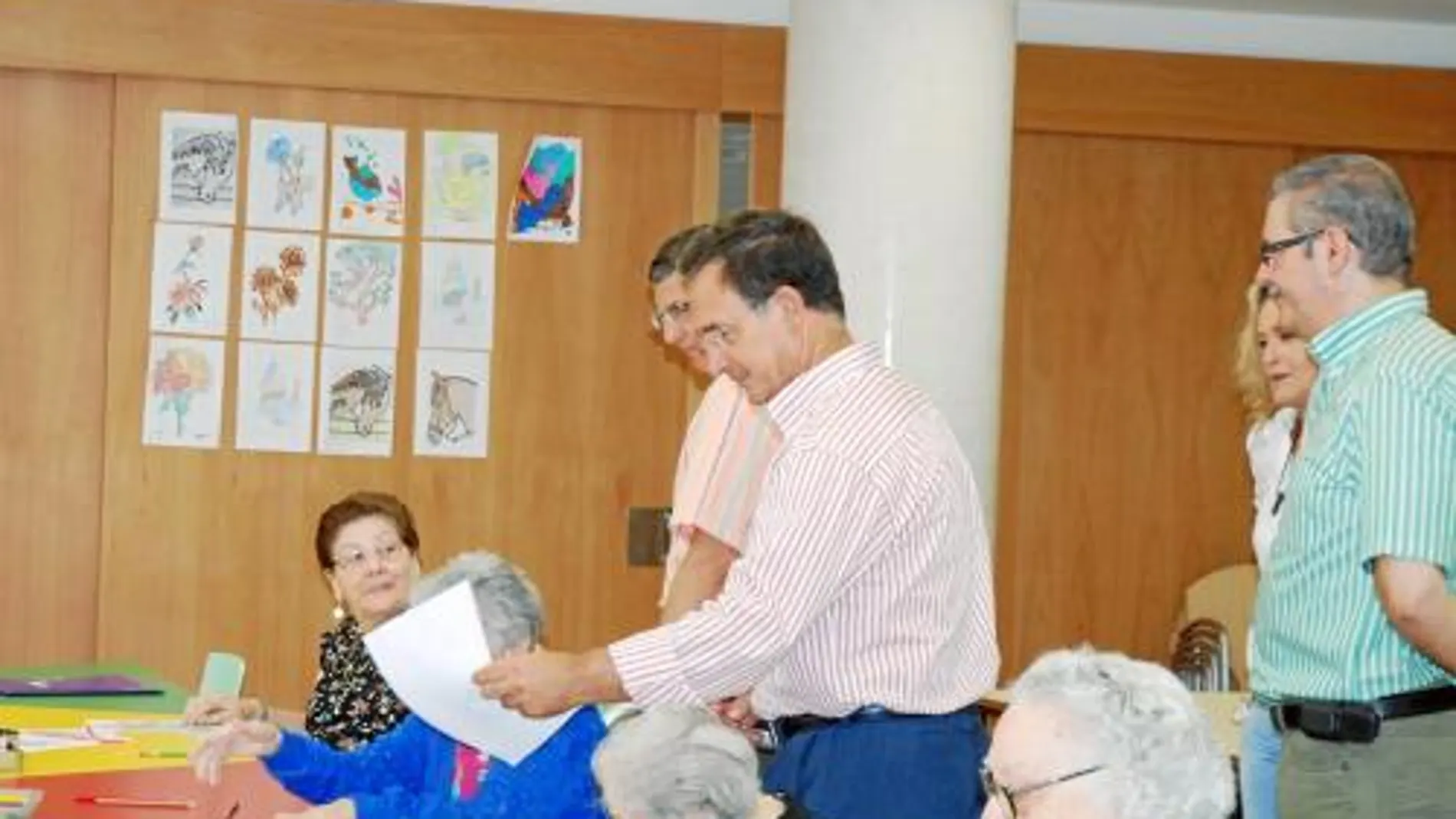 El consejero Bascuñana durante su visita a las residencias de mayores