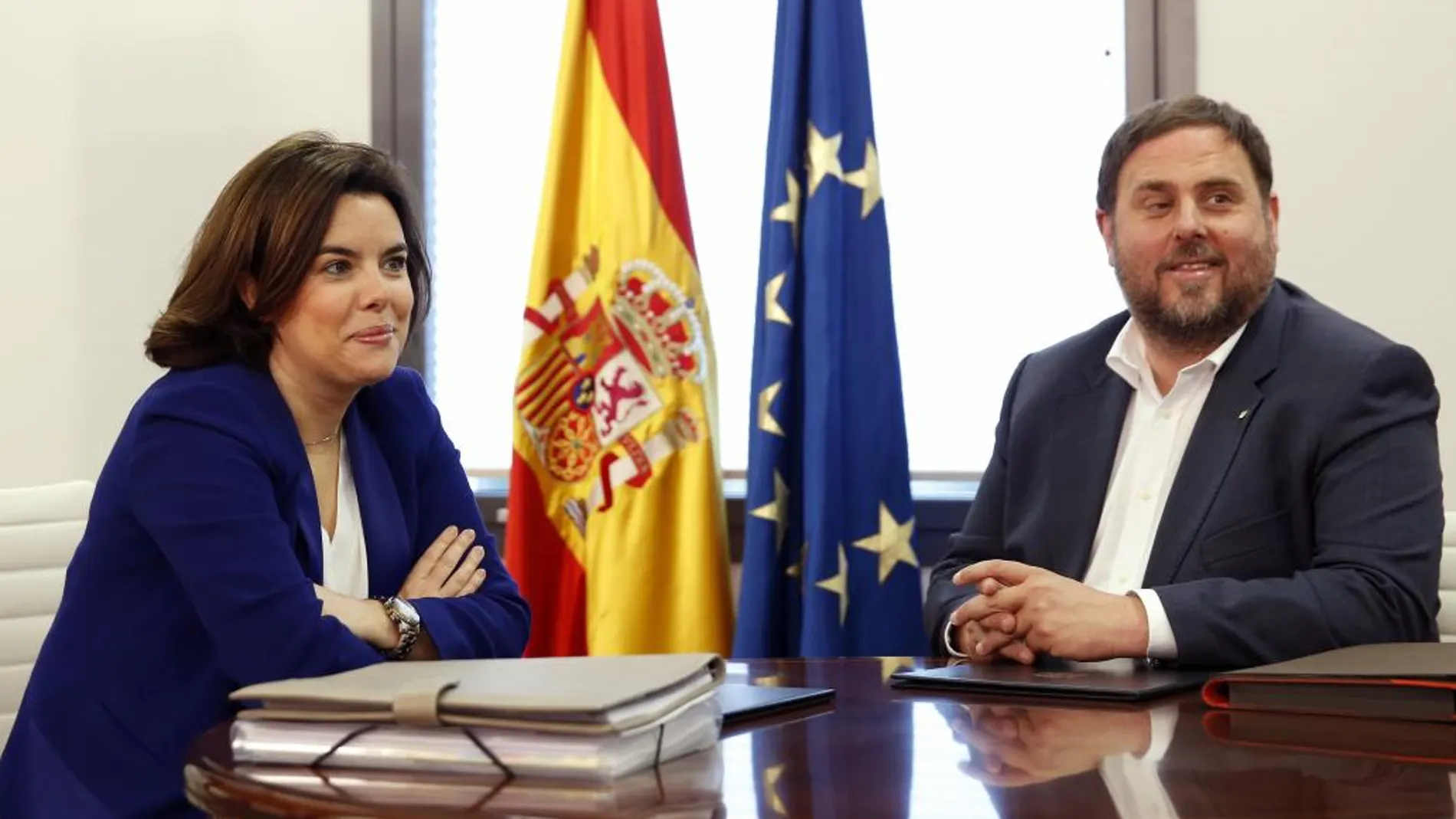 La vicepresidenta del Gobierno, Soraya Sáenz de Santamaría, se ha reunido hoy con el vicepresidente catalán y líder de ERC, Oriol Junqueras
