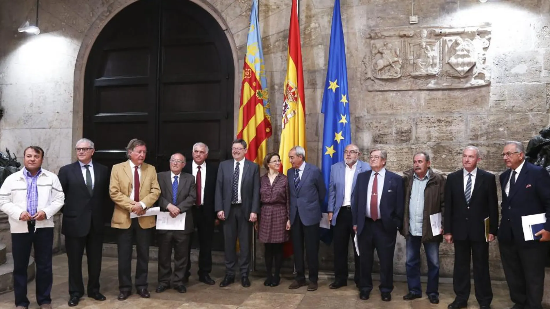 El presidente de la Generalitat y la consellera de Agricultura, ayer junto a las asociaciones agrarias