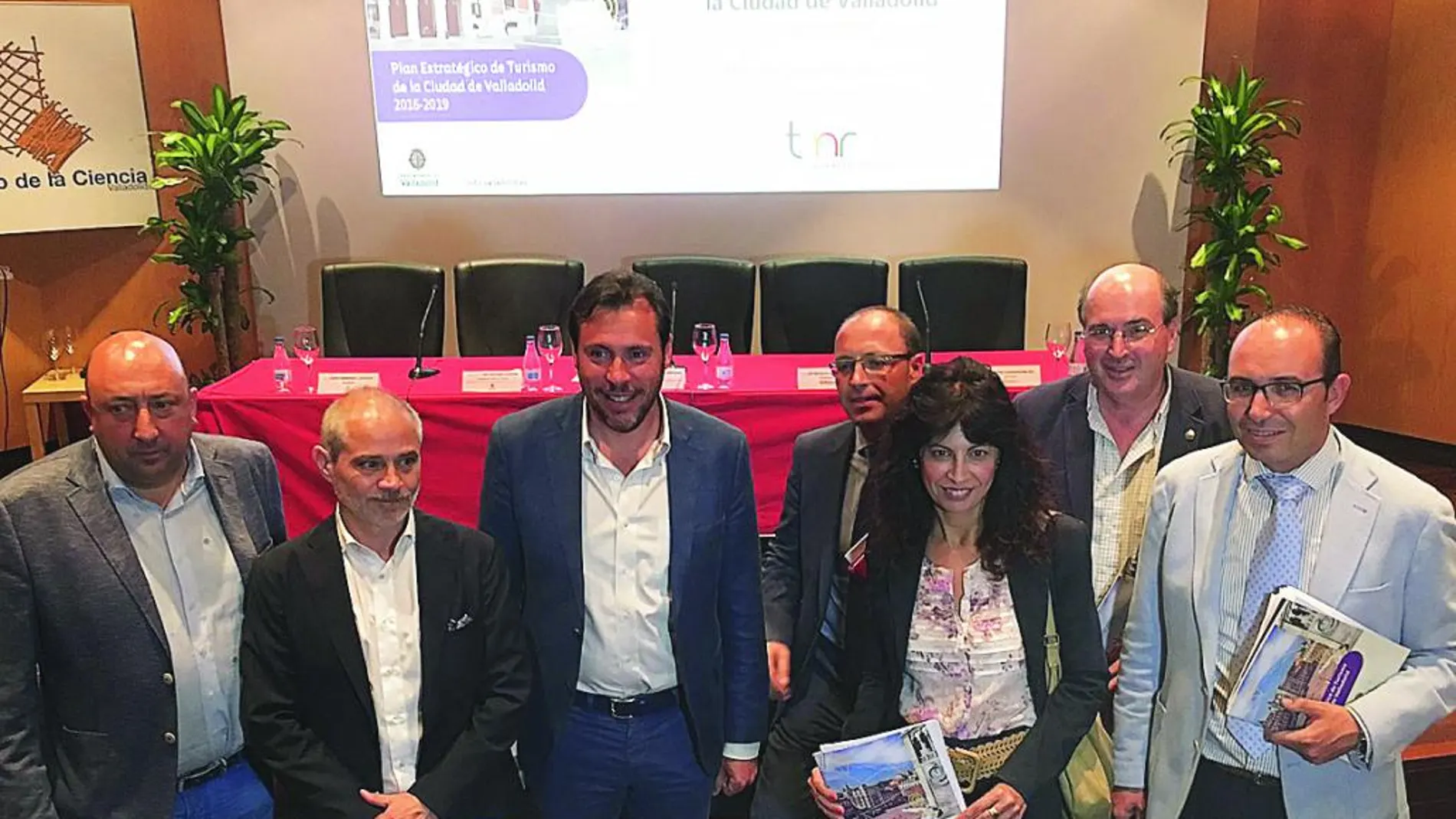 El alcalde, Óscar Puente, Ana Redondo, Víctor Alonso, Jaime Fernández y Víctor Caramanzana presentan el plan