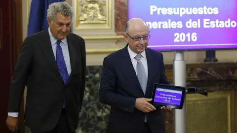 El ministro de Hacienda, Cristóbal Montoro (d), y el presidente de la Cámara Baja, Jesús Posada (i), durante el acto de presentación de los presupuestos.