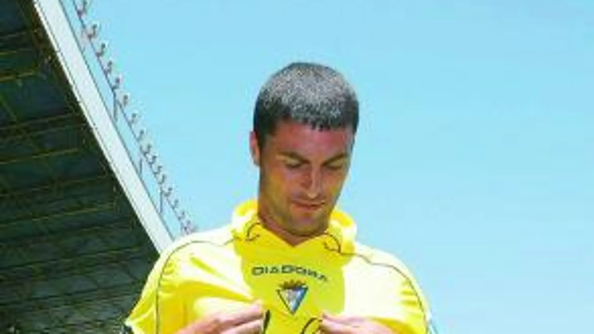 Diego Tristán, radiante con la camiseta de su nuevo equipo, el Cádiz