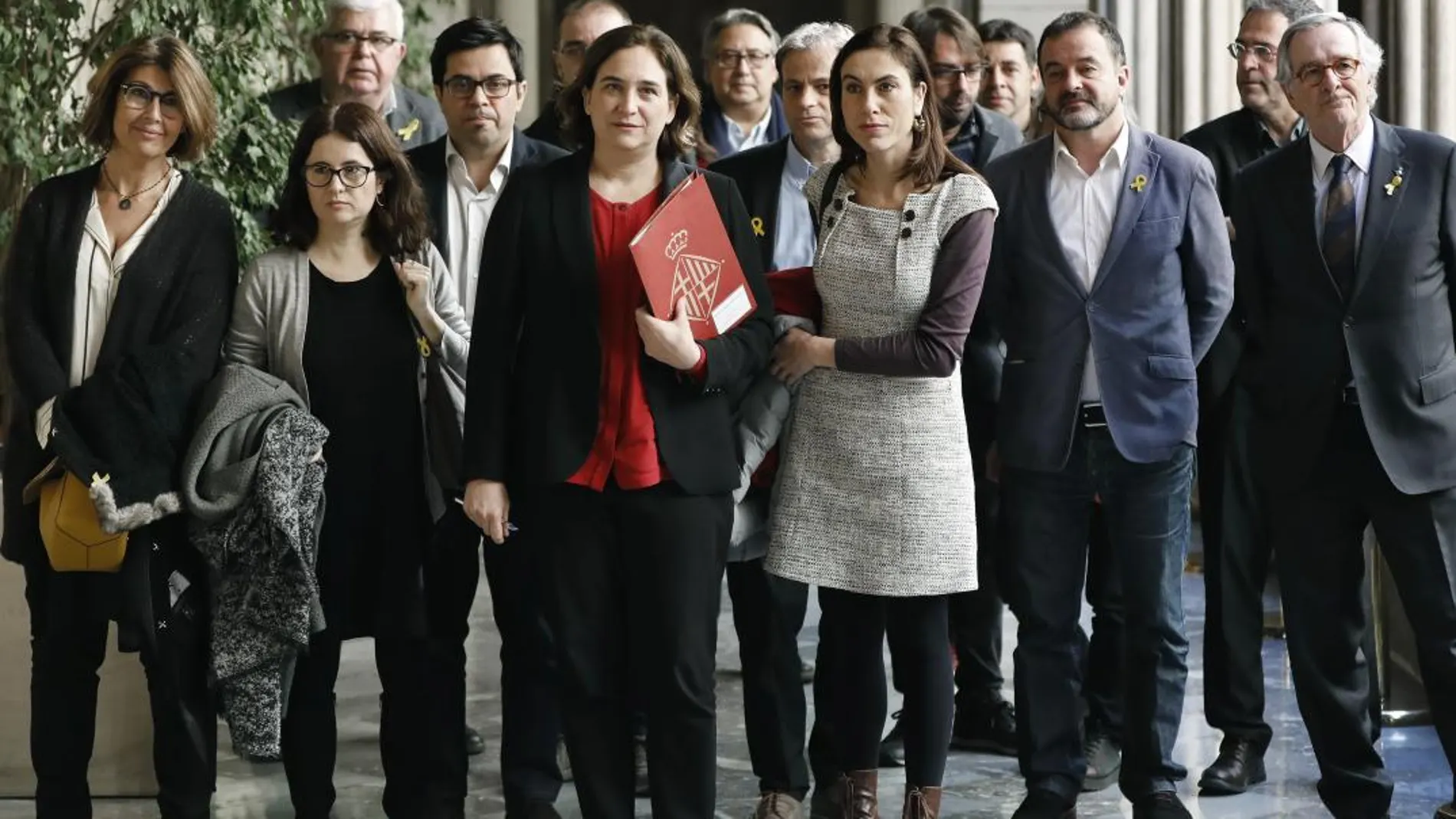 Colau junto a las parejas de los independentistas en prisión: Laura Masvidal (i), esposa de Joaquim Forn; Susanna Barrera (2i), esposa de Jordi Sánchez, y Txell Bonet (3d), pareja de Jordi Cuixart