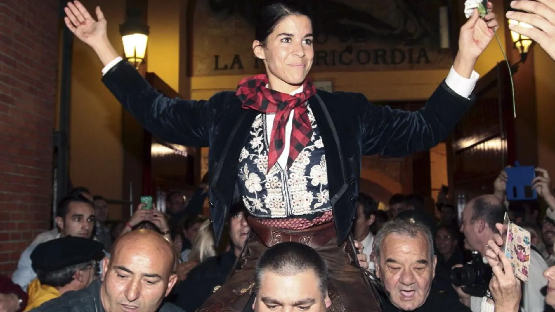 La rejoneadora francesa Lea Vicens sale a hombros del Coso de la Misericordia
