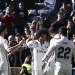 El delantero portugués del Real Madrid Cristiano Ronaldo (2d) celebra con sus compañeros su gol ante el Granada, tercero para el conjunto blanco.