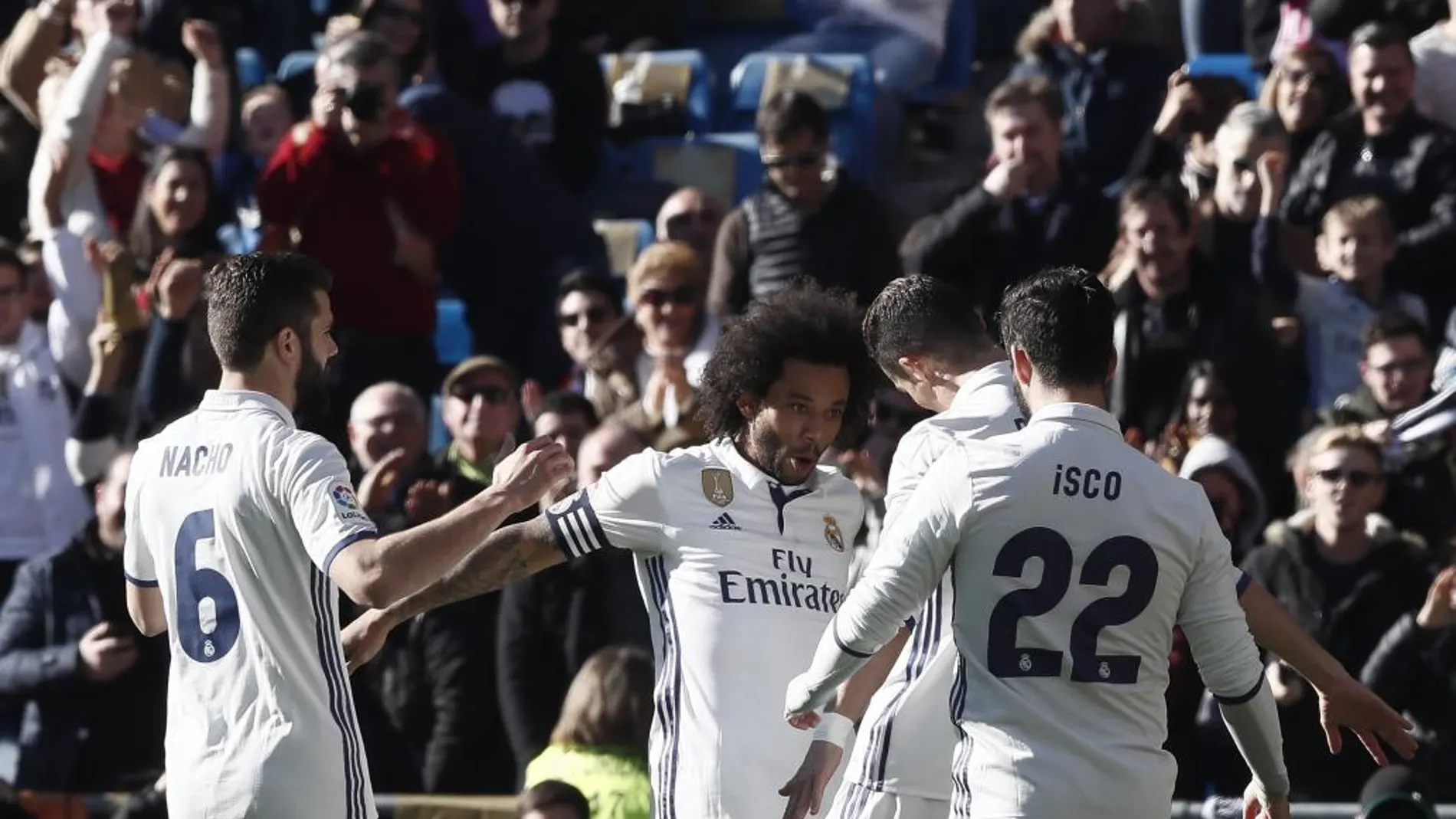 El delantero portugués del Real Madrid Cristiano Ronaldo (2d) celebra con sus compañeros su gol ante el Granada, tercero para el conjunto blanco.