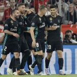 Marco Asensio, felicitado por sus compañeros tras marcar el segundo gol del Real Madrid. AP Photo/Matthias Schrader
