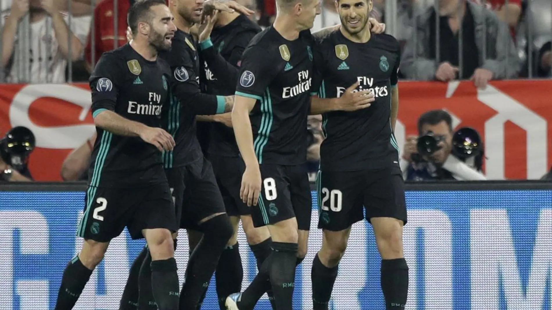 Marco Asensio, felicitado por sus compañeros tras marcar el segundo gol del Real Madrid. AP Photo/Matthias Schrader
