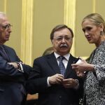 La presidenta de la Comunidad de Madrid, Cristina Cifuentes; el presidente de Melilla, Juan José Imbroda, y el de Ceuta, Juan Jesús Vivas, en la tribuna de invitados del Congreso de los Diputados