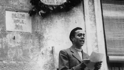 Miguel Hernández evoca a Ramón Sijé durante la inauguración de la plaza que llevaba su nombre en Orihuela, en abril de 1936