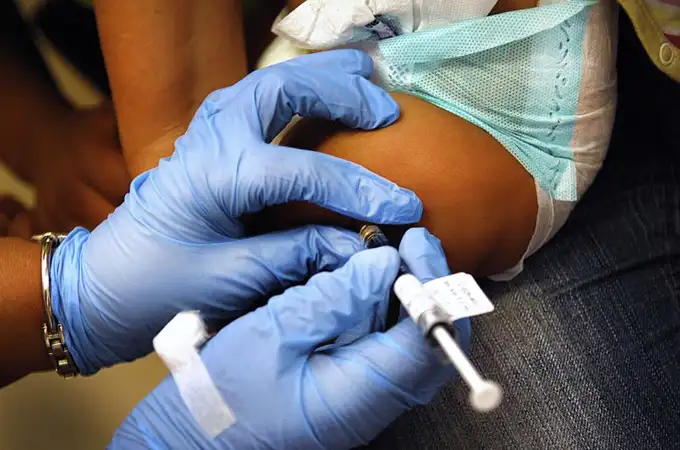 ¿Cómo se puede reducir el dolor que las vacunas causan en los bebés?