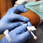 Vacuna contra la tuberculosis a un bebé en África