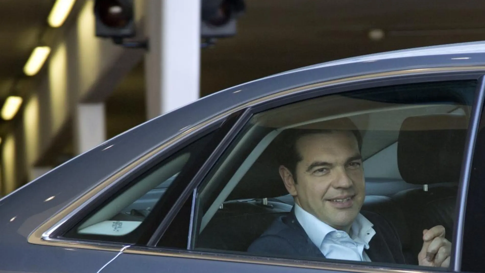 Tsipras saliendo hoy de la reunión mantenida en Bruselas