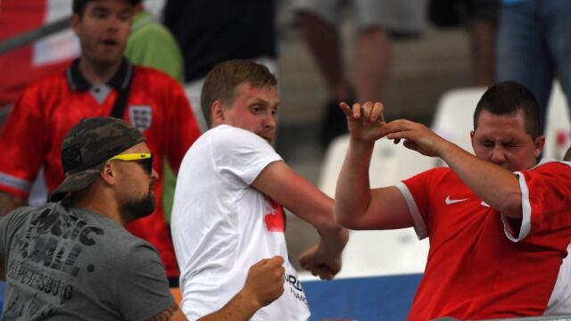 Seguidores rusos se enfrentan a ingleses durante el partido entre Inglaterra y Rusia del pasado sábado en Marsella
