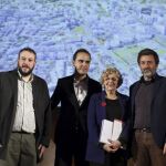 Manuela Carmena, junto a los concejales del Ayuntamiento, Mauricio Valiente (d), Guillermo Zapata (i) y José Manuel Calvo, durante la presentación del proyecto "Madrid Puerta Norte"el pasado día 10