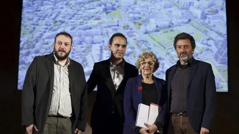 Manuela Carmena, junto a los concejales del Ayuntamiento, Mauricio Valiente (d), Guillermo Zapata (i) y José Manuel Calvo, durante la presentación del proyecto "Madrid Puerta Norte"el pasado día 10