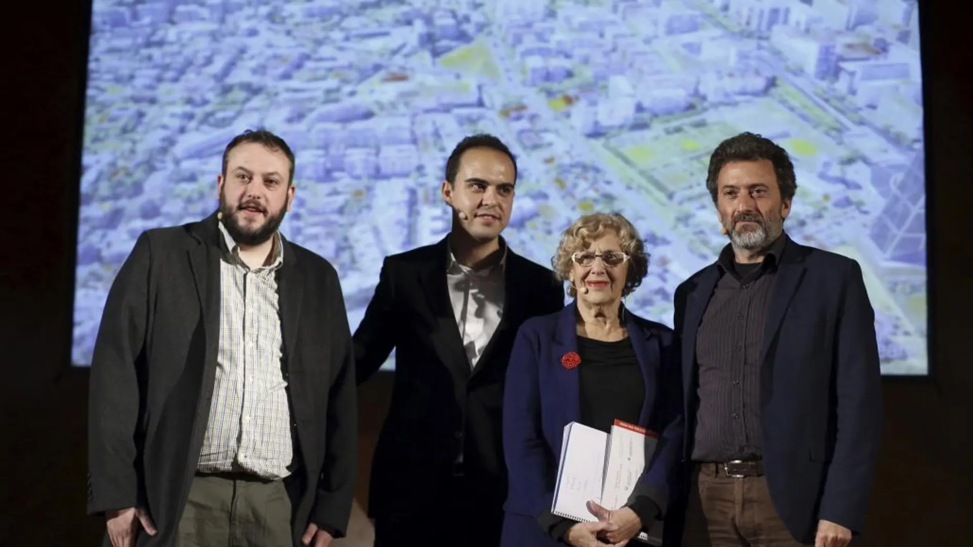 Manuela Carmena, junto a los concejales del Ayuntamiento, Mauricio Valiente (d), Guillermo Zapata (i) y José Manuel Calvo, durante la presentación del proyecto "Madrid Puerta Norte"el pasado día 10