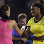 La tenista polaca Agnieszka Radwanska (izda) felicita a la estadounidense Serena Williams por su victoria en el partido de semifinales.