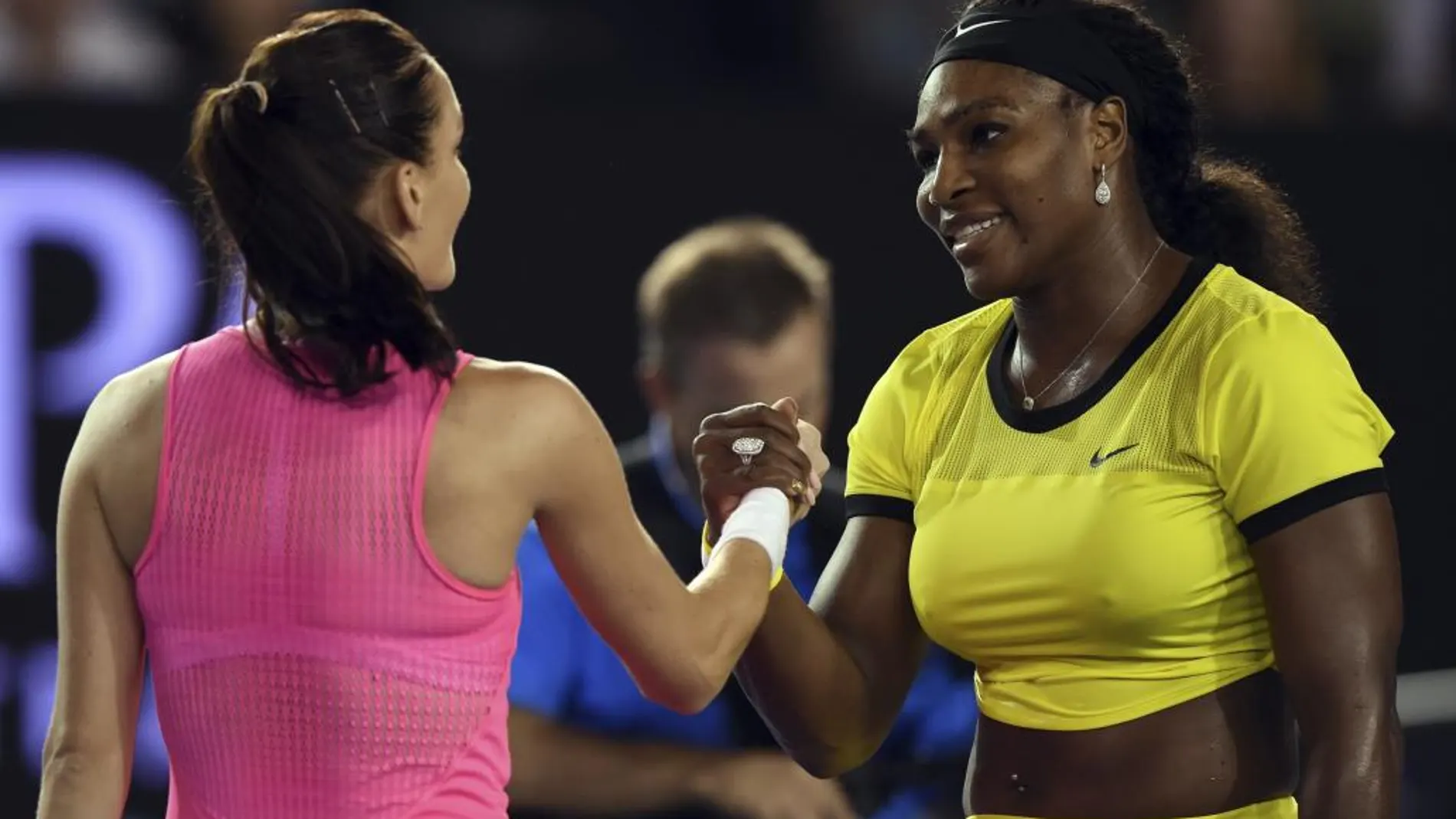 La tenista polaca Agnieszka Radwanska (izda) felicita a la estadounidense Serena Williams por su victoria en el partido de semifinales.