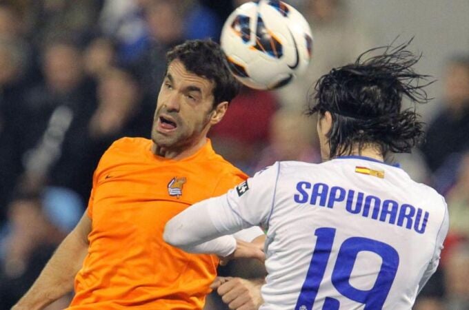 El defensa rumano del Real Zaragoza, Ionut Cristian Sapunaru (d) y el centrocampista del Real Zaragoza Xabier Prieto,