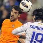 El defensa rumano del Real Zaragoza, Ionut Cristian Sapunaru (d) y el centrocampista del Real Zaragoza Xabier Prieto,