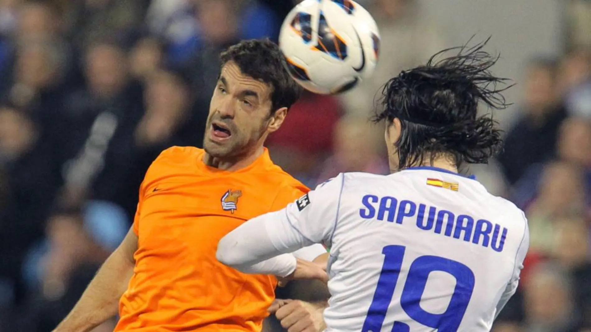 El defensa rumano del Real Zaragoza, Ionut Cristian Sapunaru (d) y el centrocampista del Real Zaragoza Xabier Prieto,