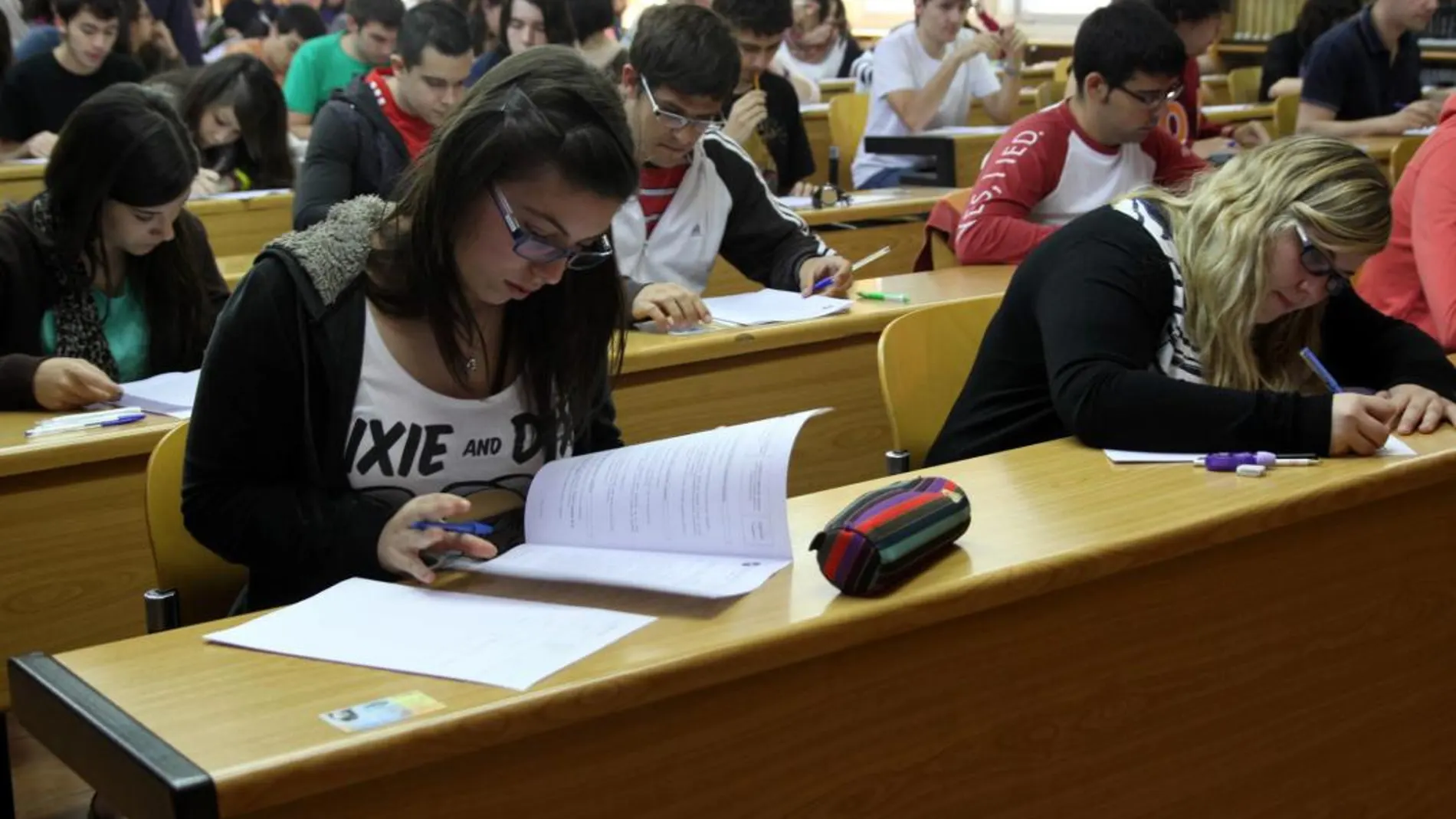 Futuros alumnos universitarios durante la reciente prueba de la EBAU celebrada en Segovia