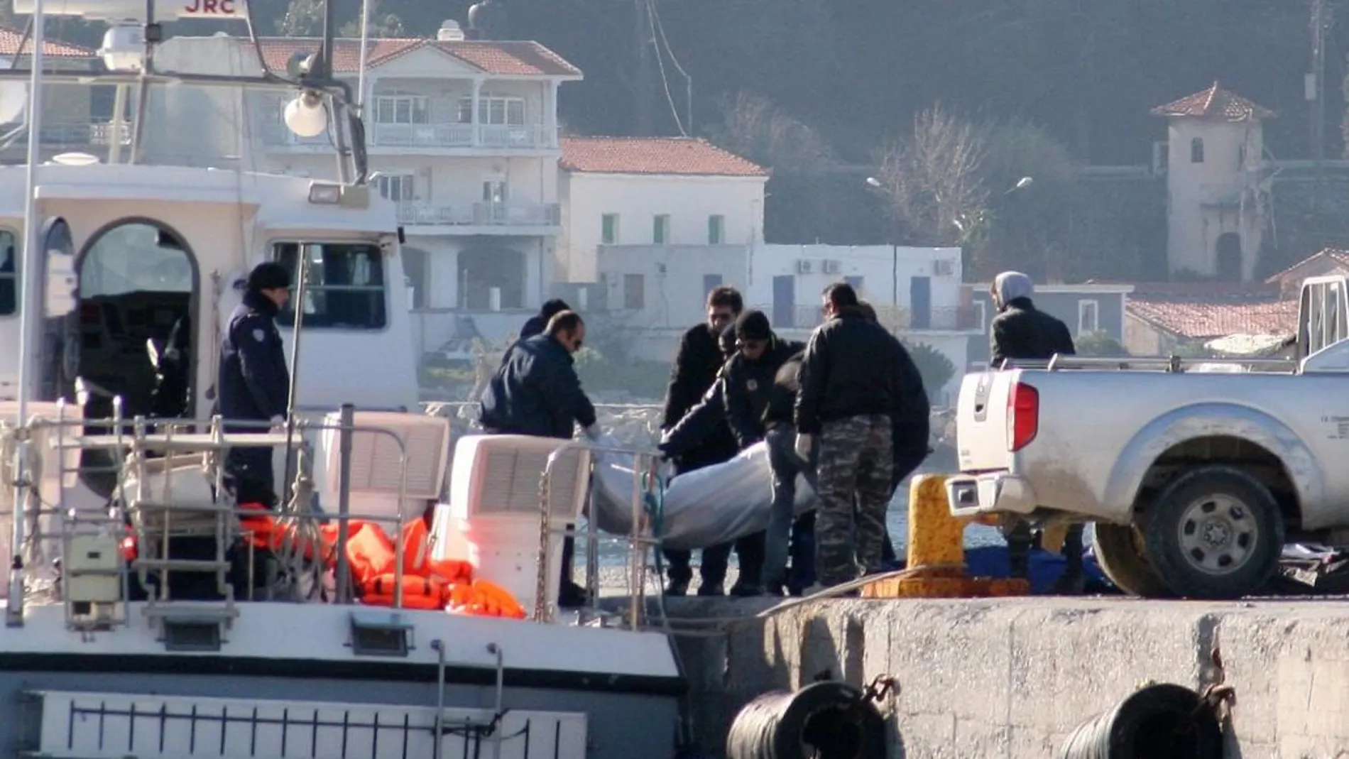 Guarda Costas griegos trasladan a puerto el cadáver de uno de los refugiados muertos en el naufragio en la isla de Samos
