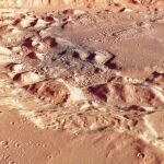 Imagen detallada del cráter Ismenia Patera