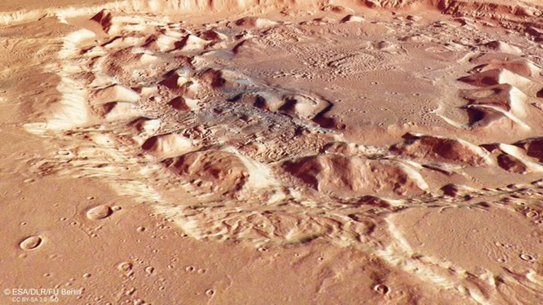 Imagen detallada del cráter Ismenia Patera