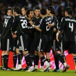 Los jugadores del Real Madrid celebran el segundo gol de su equipo tras el lanzamiento de una falta por parte de Ronaldo