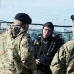 Miembros de los Artificieros de la Armada británica junto al río